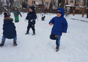 Jaś, Jacek i Filip podczas zabaw na śniegu.